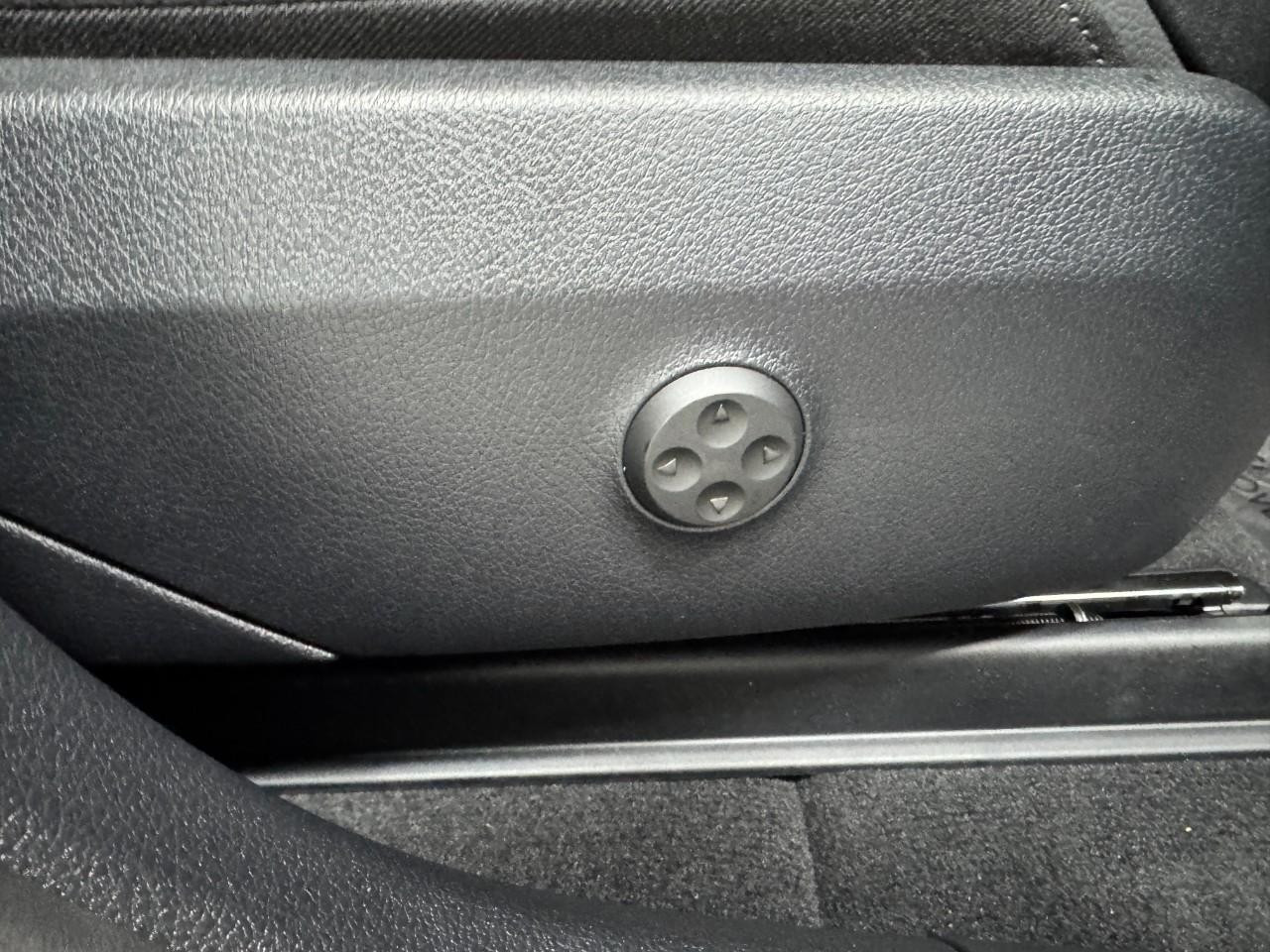 Mercedes-Benz GLC Vehicle Full-screen Gallery Image 18