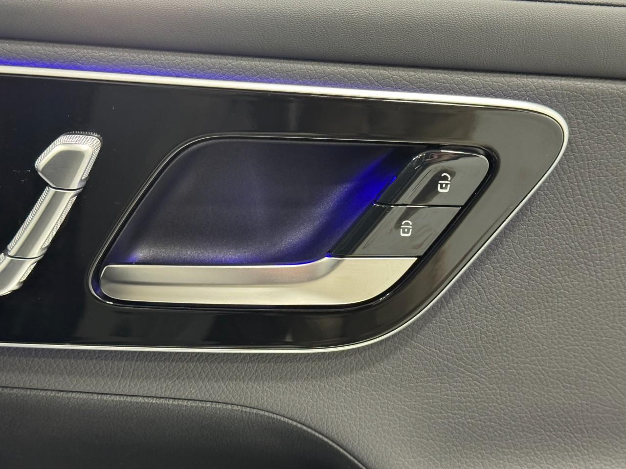 Mercedes-Benz GLC Vehicle Full-screen Gallery Image 20