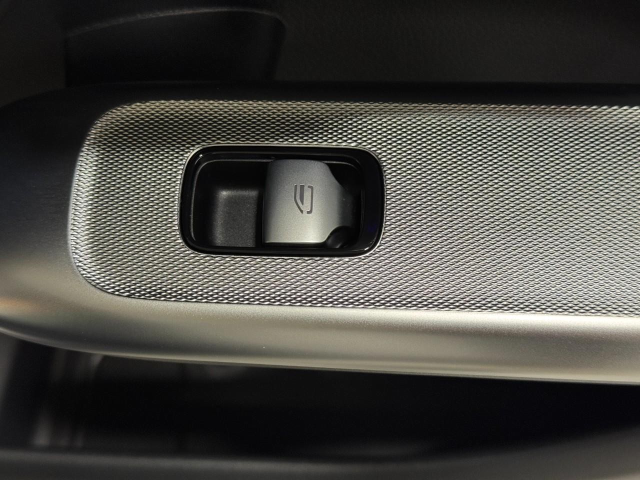 Mercedes-Benz GLC Vehicle Full-screen Gallery Image 21