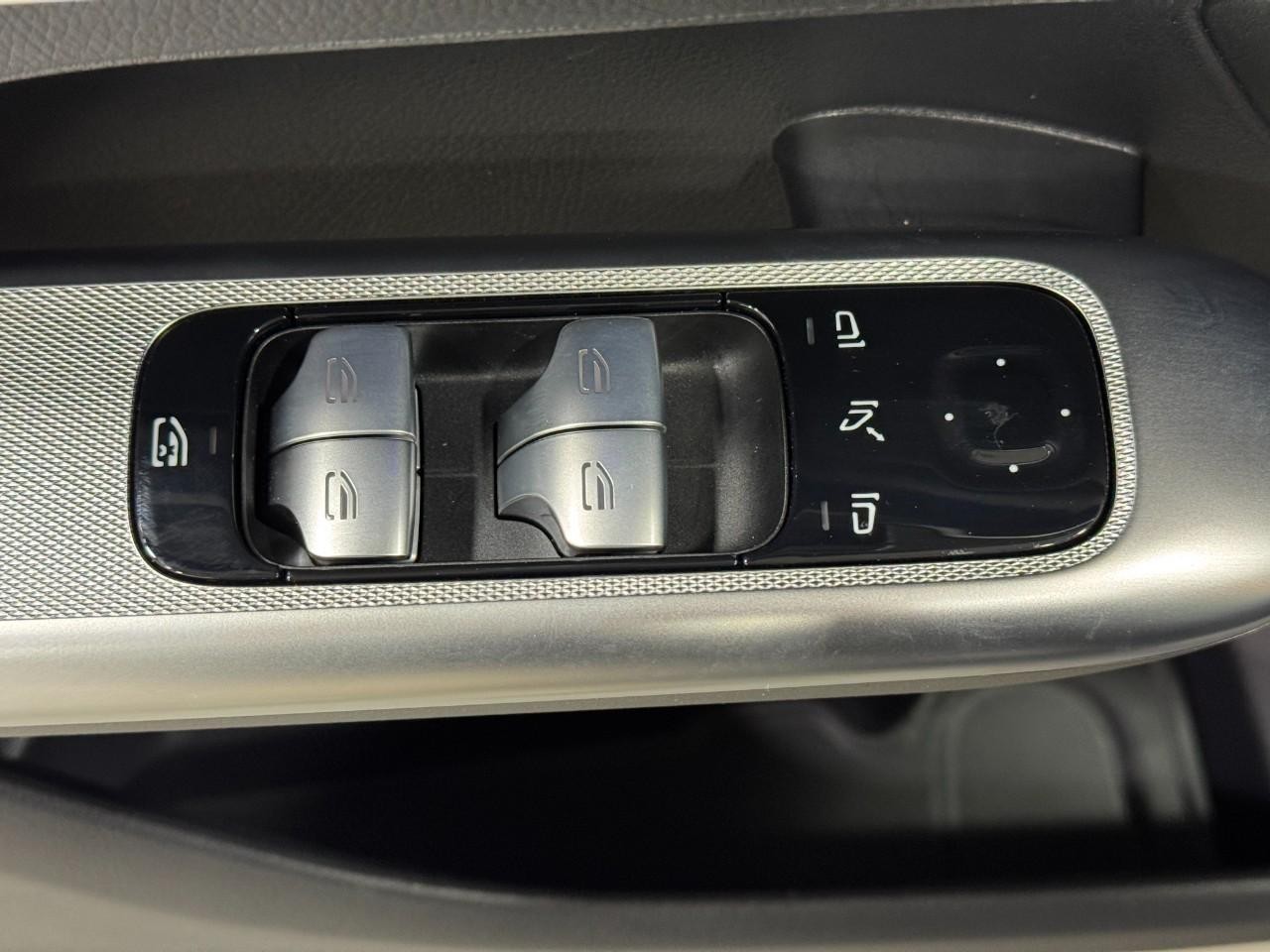 Mercedes-Benz GLC Vehicle Full-screen Gallery Image 24