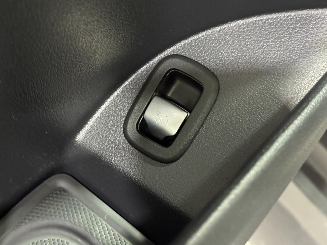 Mercedes-Benz GLC Vehicle Full-screen Gallery Image 25