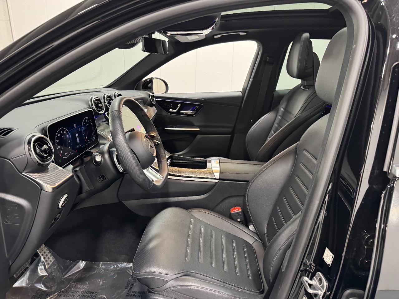 Mercedes-Benz GLC Vehicle Full-screen Gallery Image 26