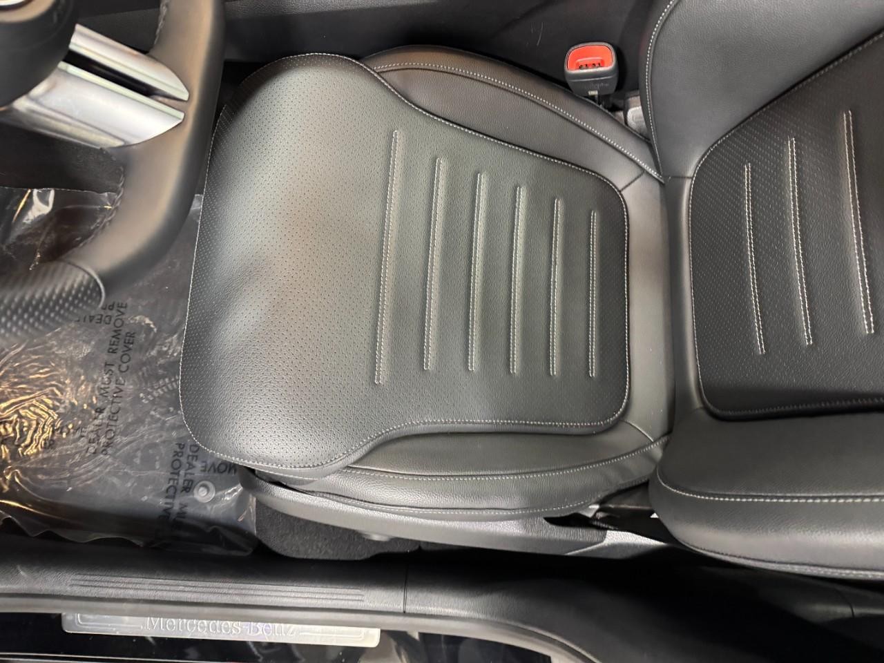 Mercedes-Benz GLC Vehicle Full-screen Gallery Image 27