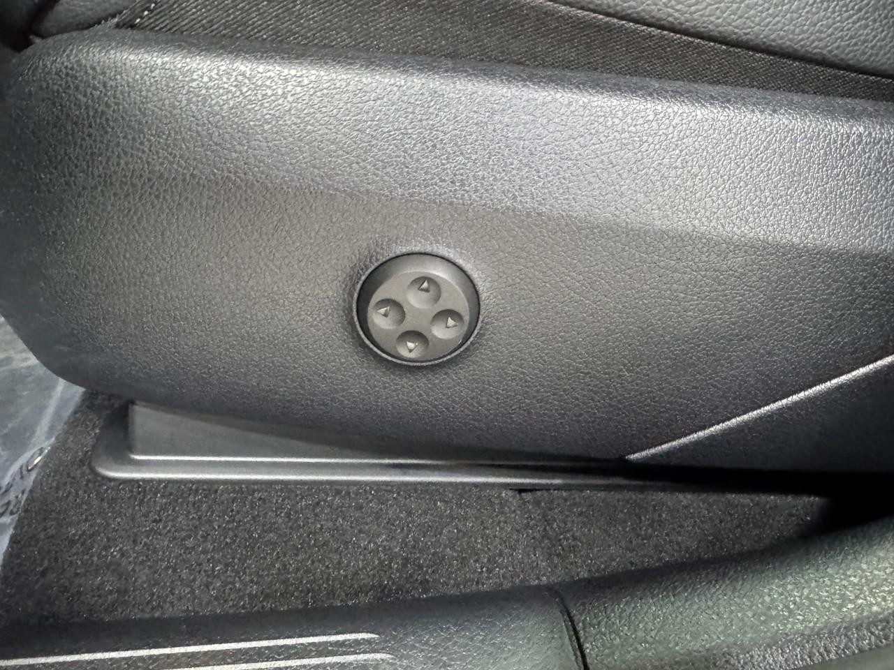 Mercedes-Benz GLC Vehicle Full-screen Gallery Image 28