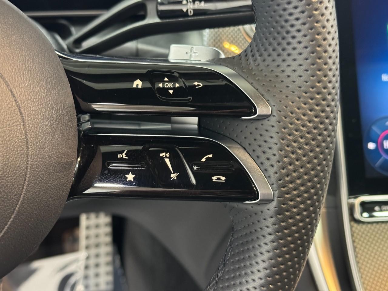 Mercedes-Benz GLC Vehicle Full-screen Gallery Image 31