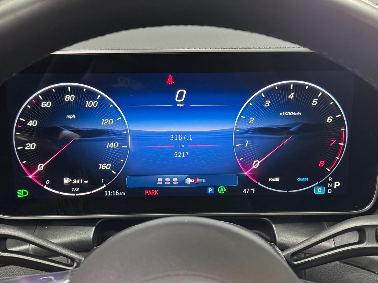 Mercedes-Benz GLC Vehicle Full-screen Gallery Image 32