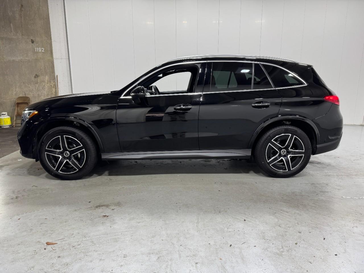 Mercedes-Benz GLC Vehicle Full-screen Gallery Image 2