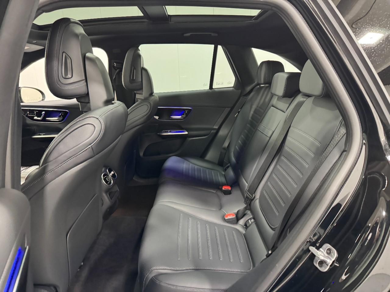 Mercedes-Benz GLC Vehicle Full-screen Gallery Image 8