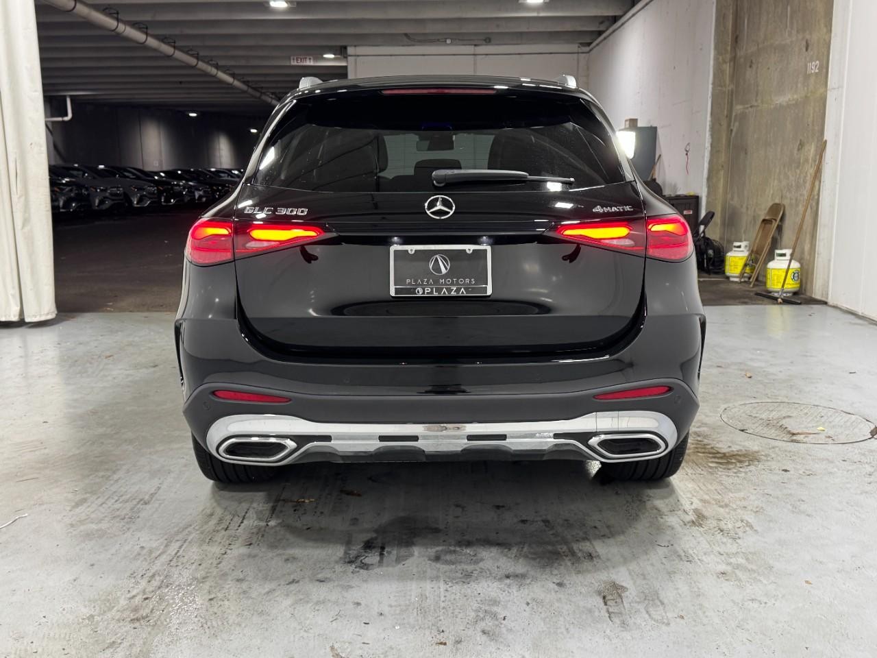Mercedes-Benz GLC Vehicle Full-screen Gallery Image 9