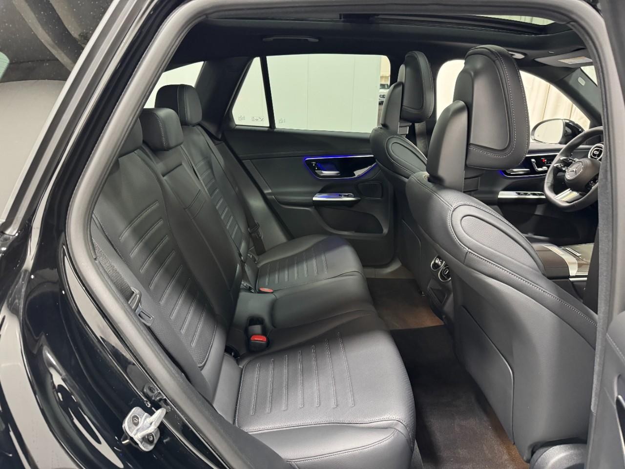 Mercedes-Benz GLC Vehicle Full-screen Gallery Image 10