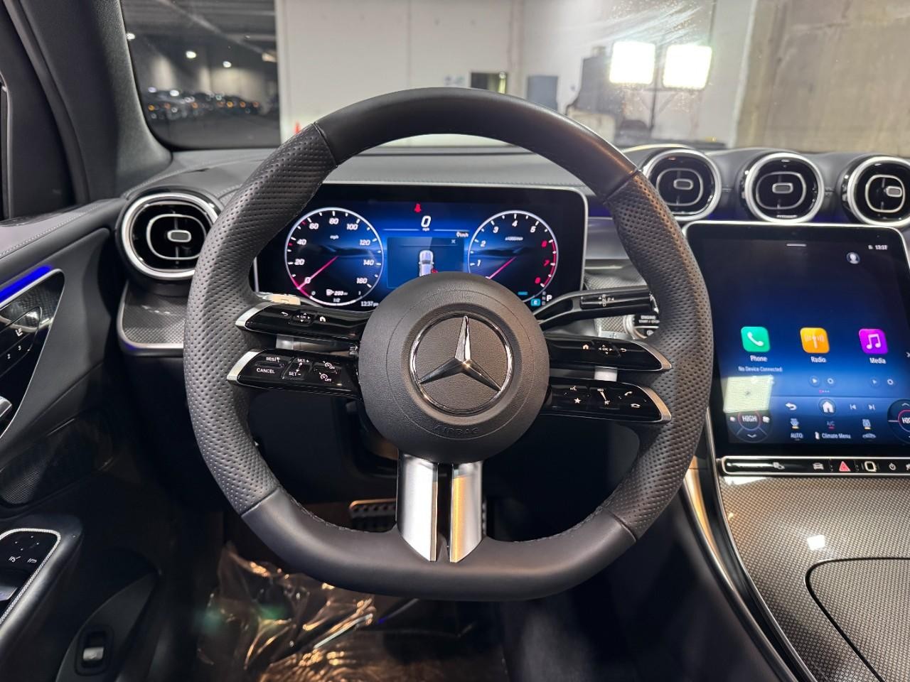 Mercedes-Benz GLC Vehicle Full-screen Gallery Image 13