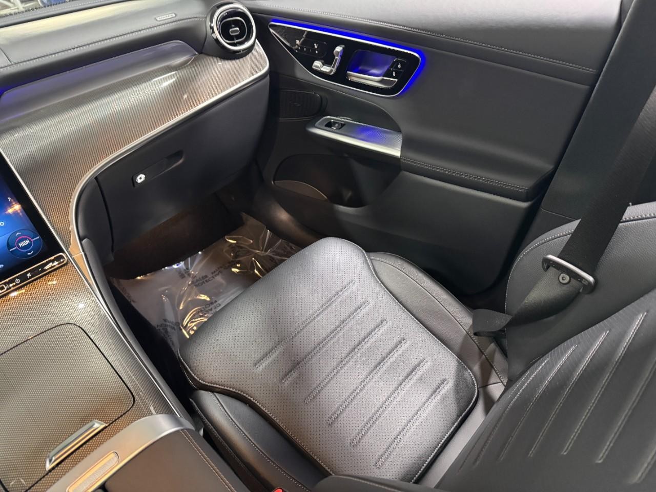 Mercedes-Benz GLC Vehicle Full-screen Gallery Image 15