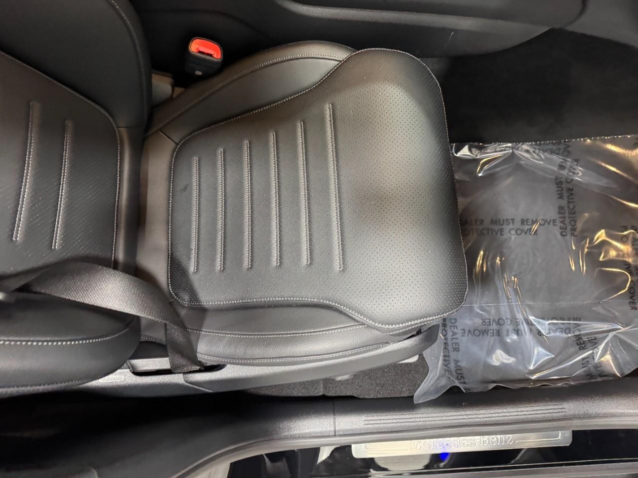 Mercedes-Benz GLC Vehicle Full-screen Gallery Image 17