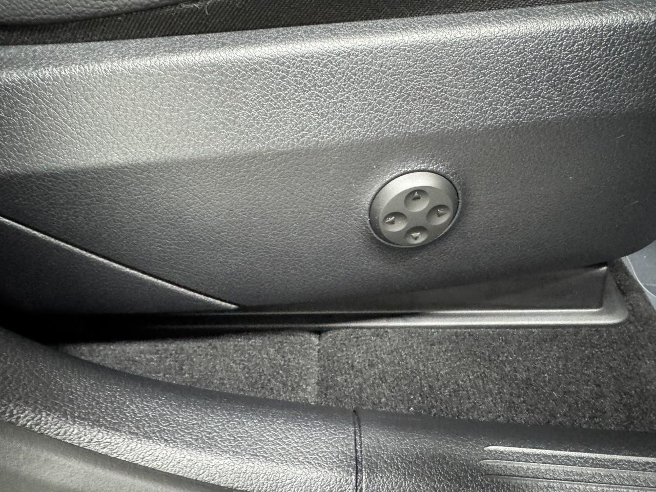 Mercedes-Benz GLC Vehicle Full-screen Gallery Image 18