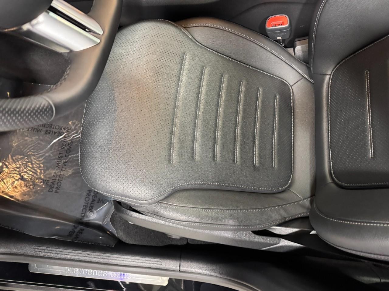 Mercedes-Benz GLC Vehicle Full-screen Gallery Image 27