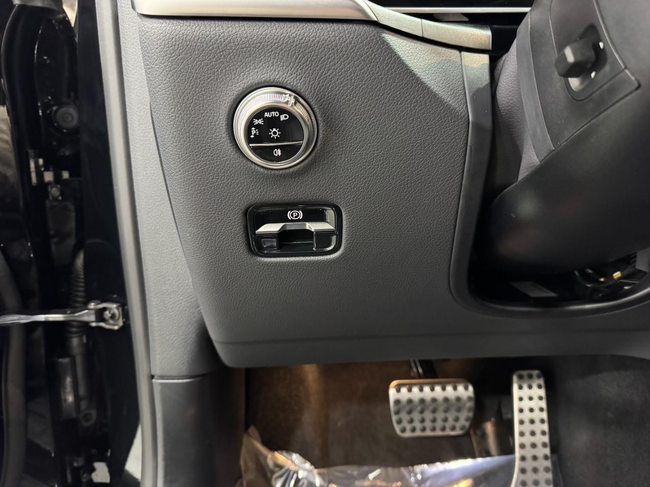 Mercedes-Benz GLC Vehicle Full-screen Gallery Image 29