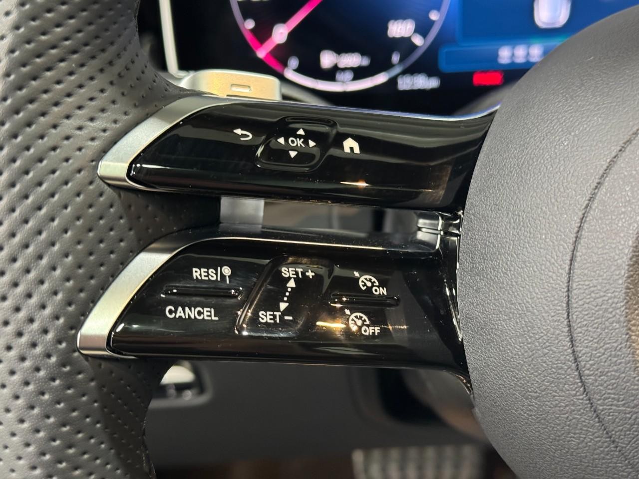 Mercedes-Benz GLC Vehicle Full-screen Gallery Image 30