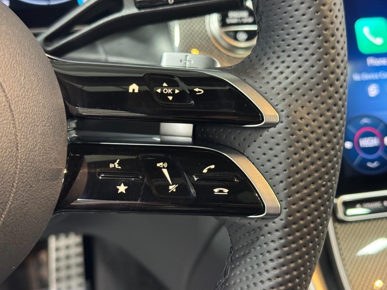 Mercedes-Benz GLC Vehicle Full-screen Gallery Image 31