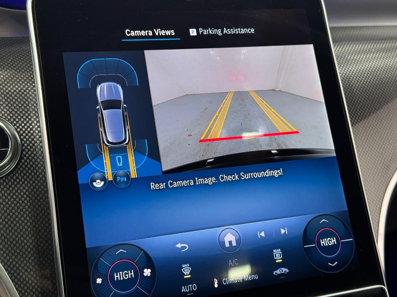 Mercedes-Benz GLC Vehicle Full-screen Gallery Image 34