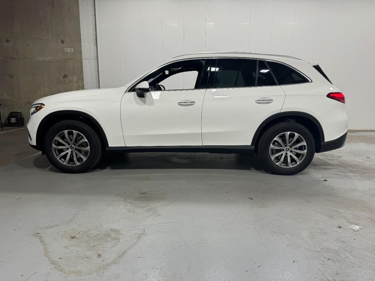 Mercedes-Benz GLC Vehicle Full-screen Gallery Image 2