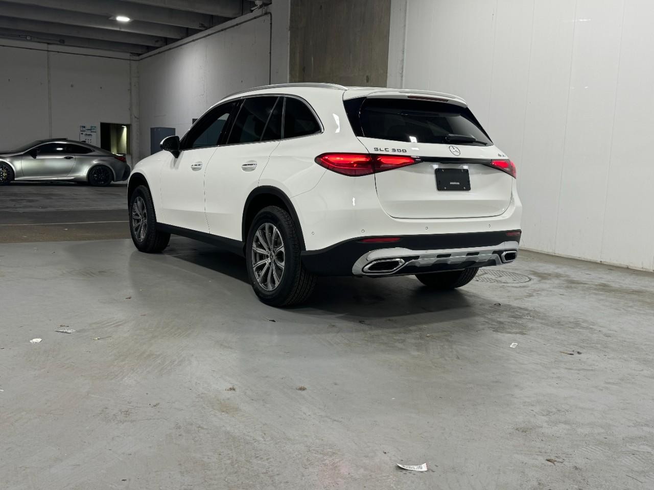 Mercedes-Benz GLC Vehicle Full-screen Gallery Image 3