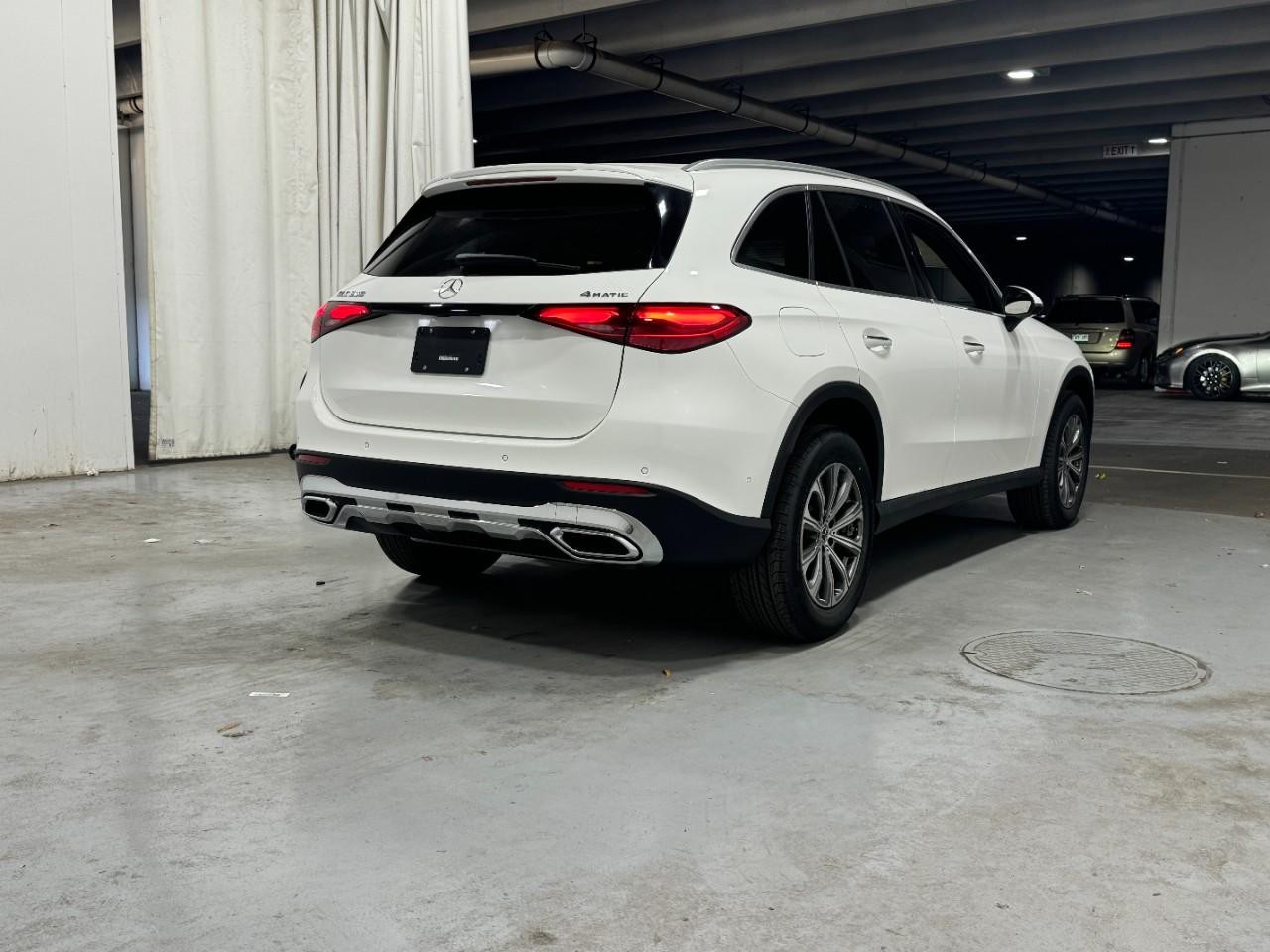 Mercedes-Benz GLC Vehicle Full-screen Gallery Image 4