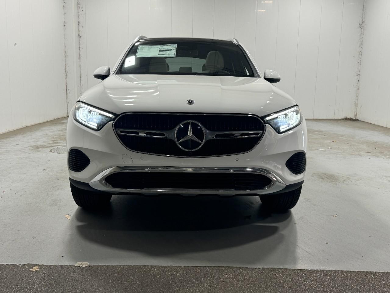 Mercedes-Benz GLC Vehicle Full-screen Gallery Image 7
