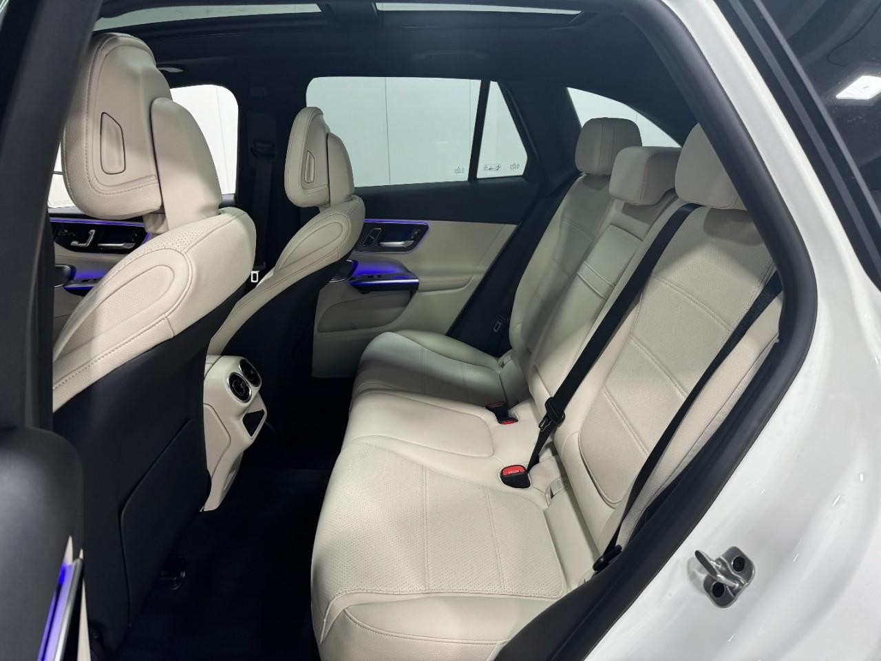 Mercedes-Benz GLC Vehicle Full-screen Gallery Image 8