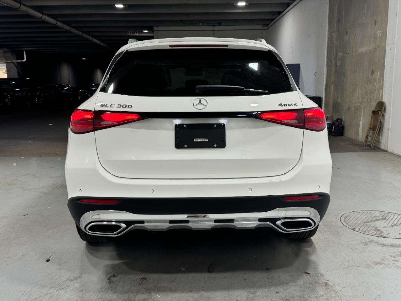 Mercedes-Benz GLC Vehicle Full-screen Gallery Image 9