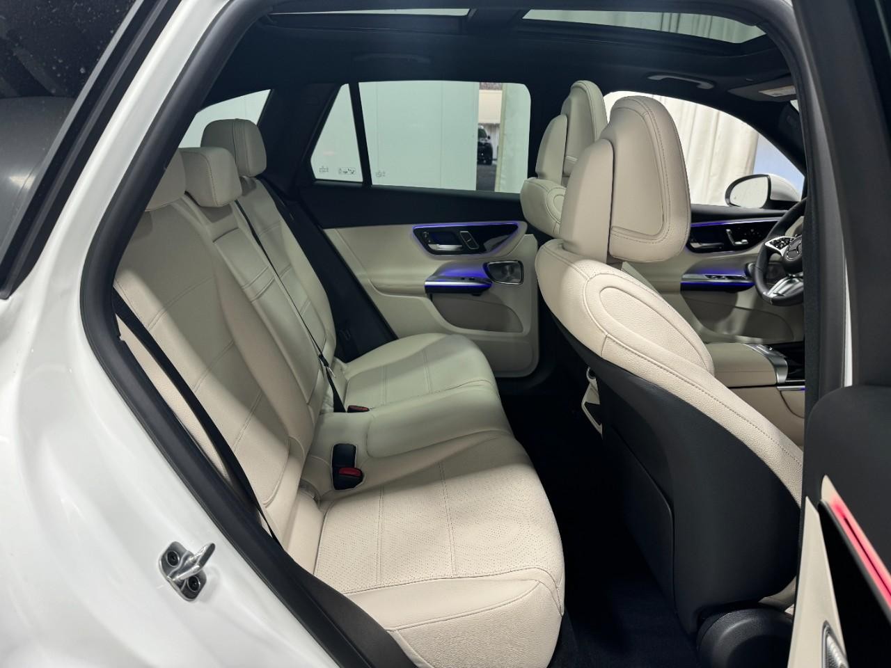 Mercedes-Benz GLC Vehicle Full-screen Gallery Image 10