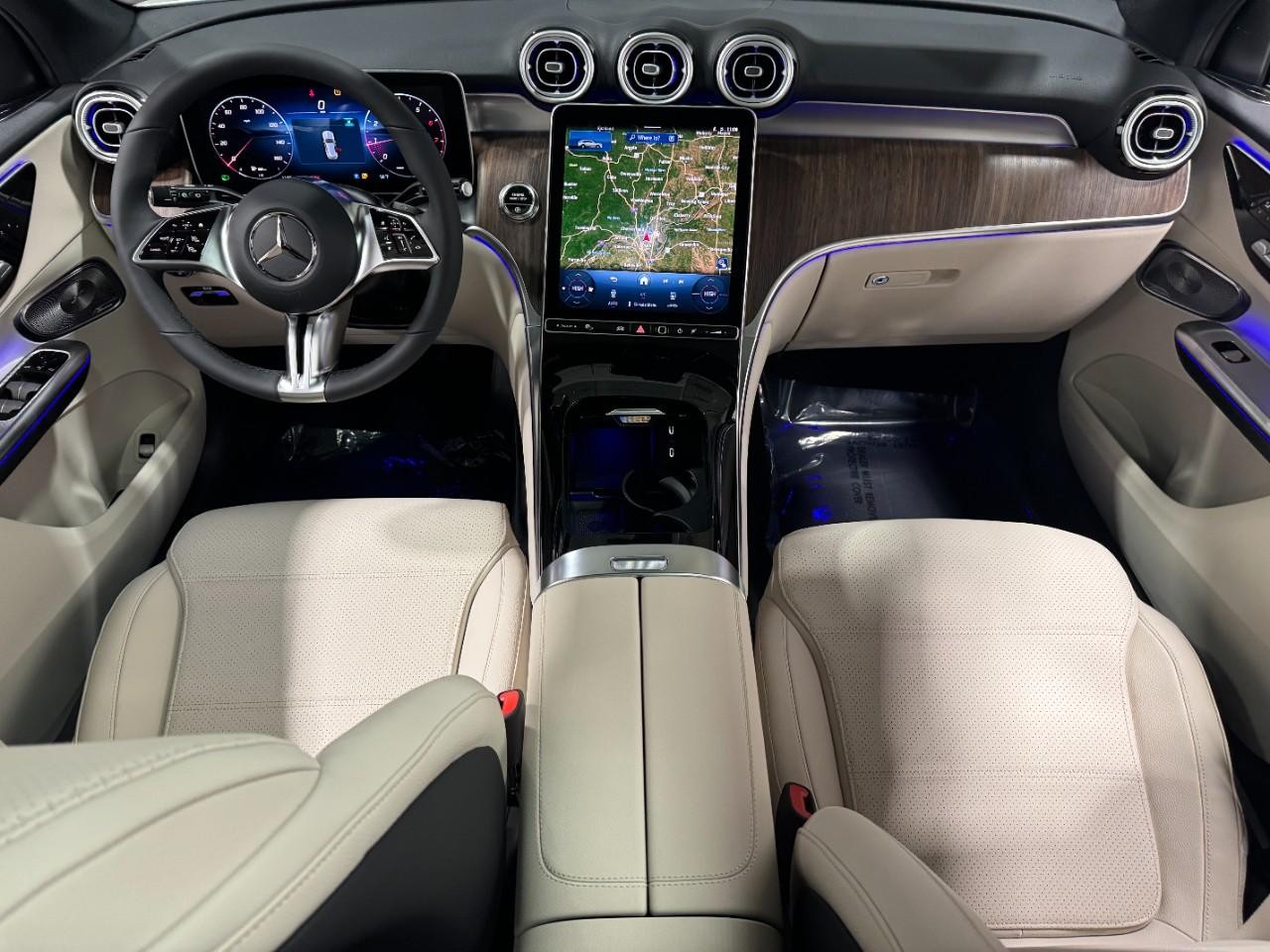 Mercedes-Benz GLC Vehicle Full-screen Gallery Image 12