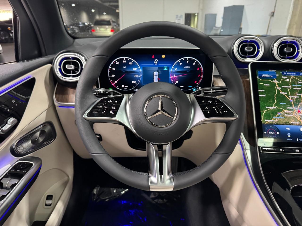 Mercedes-Benz GLC Vehicle Full-screen Gallery Image 13