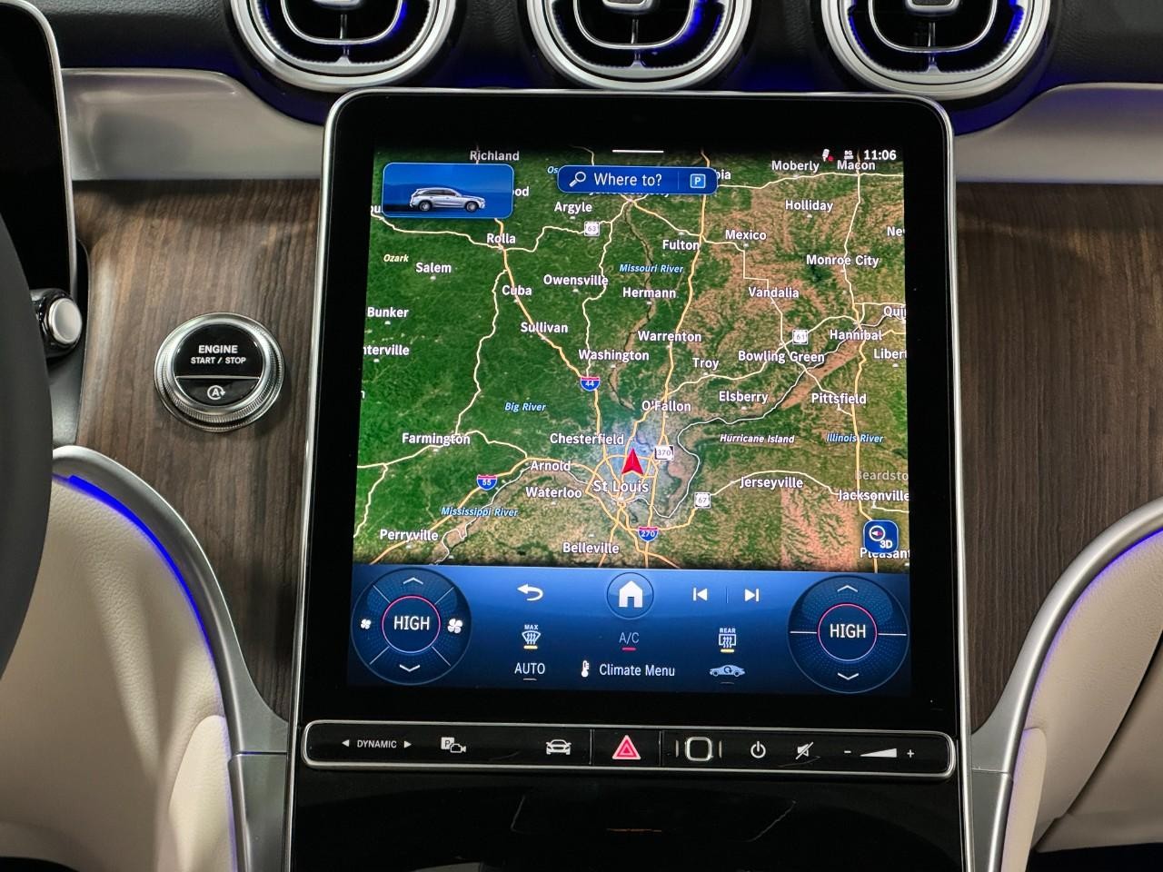 Mercedes-Benz GLC Vehicle Full-screen Gallery Image 14