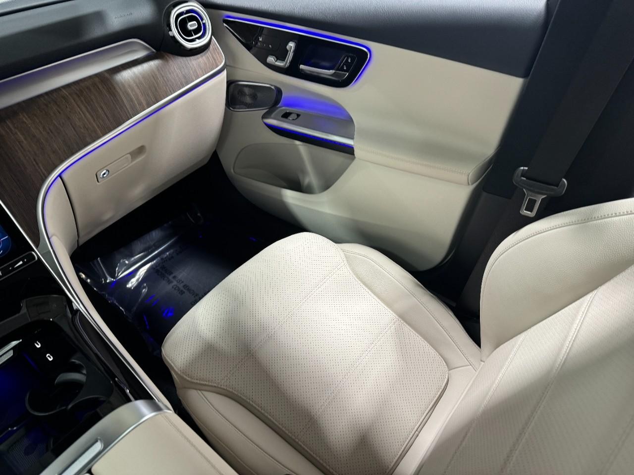 Mercedes-Benz GLC Vehicle Full-screen Gallery Image 15