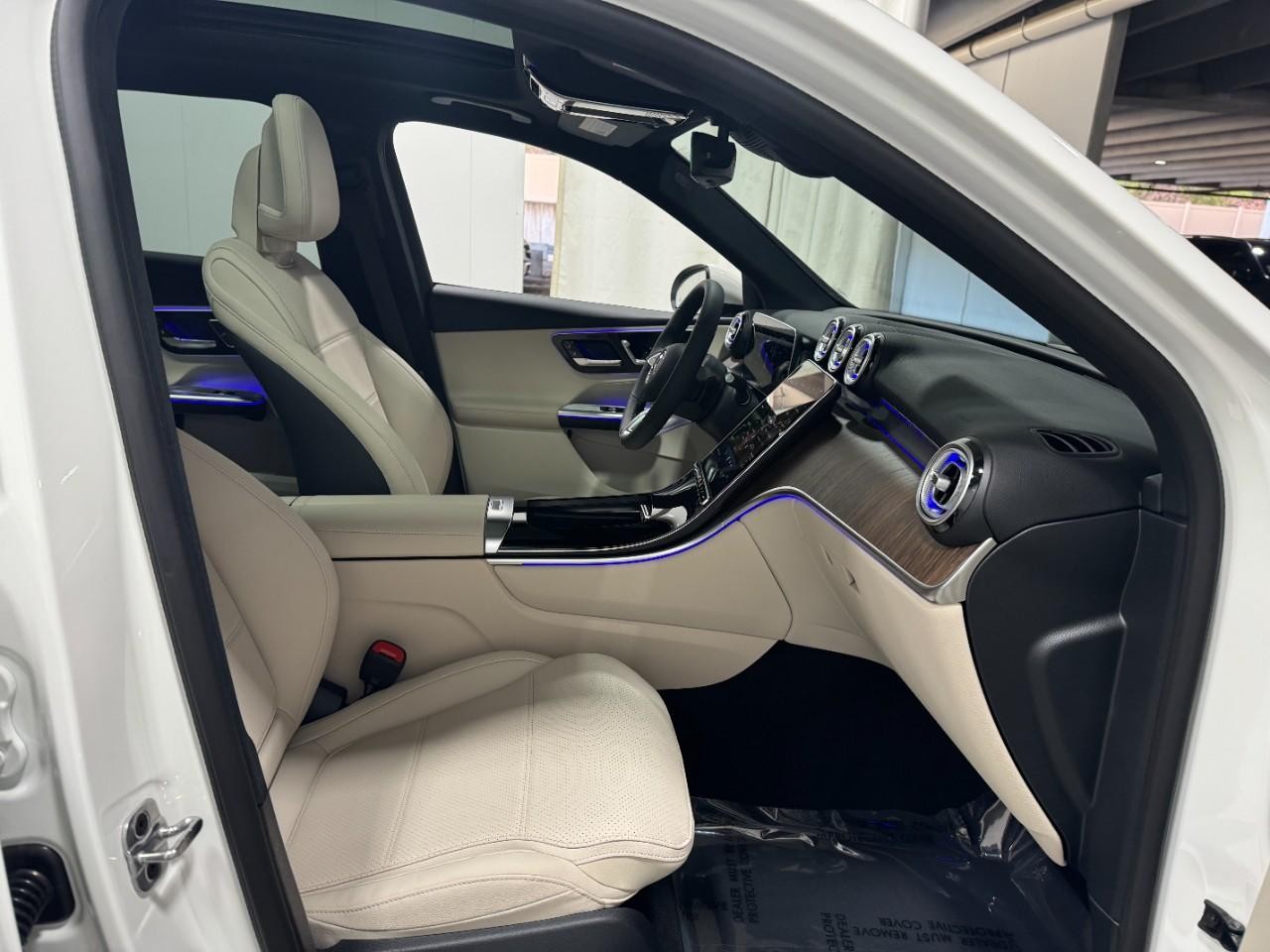 Mercedes-Benz GLC Vehicle Full-screen Gallery Image 16