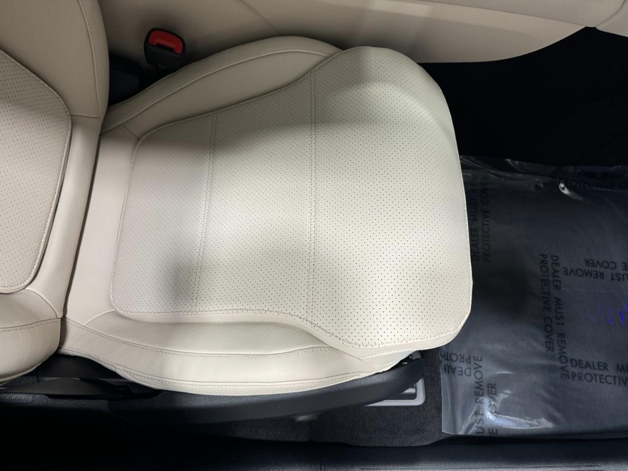 Mercedes-Benz GLC Vehicle Full-screen Gallery Image 17