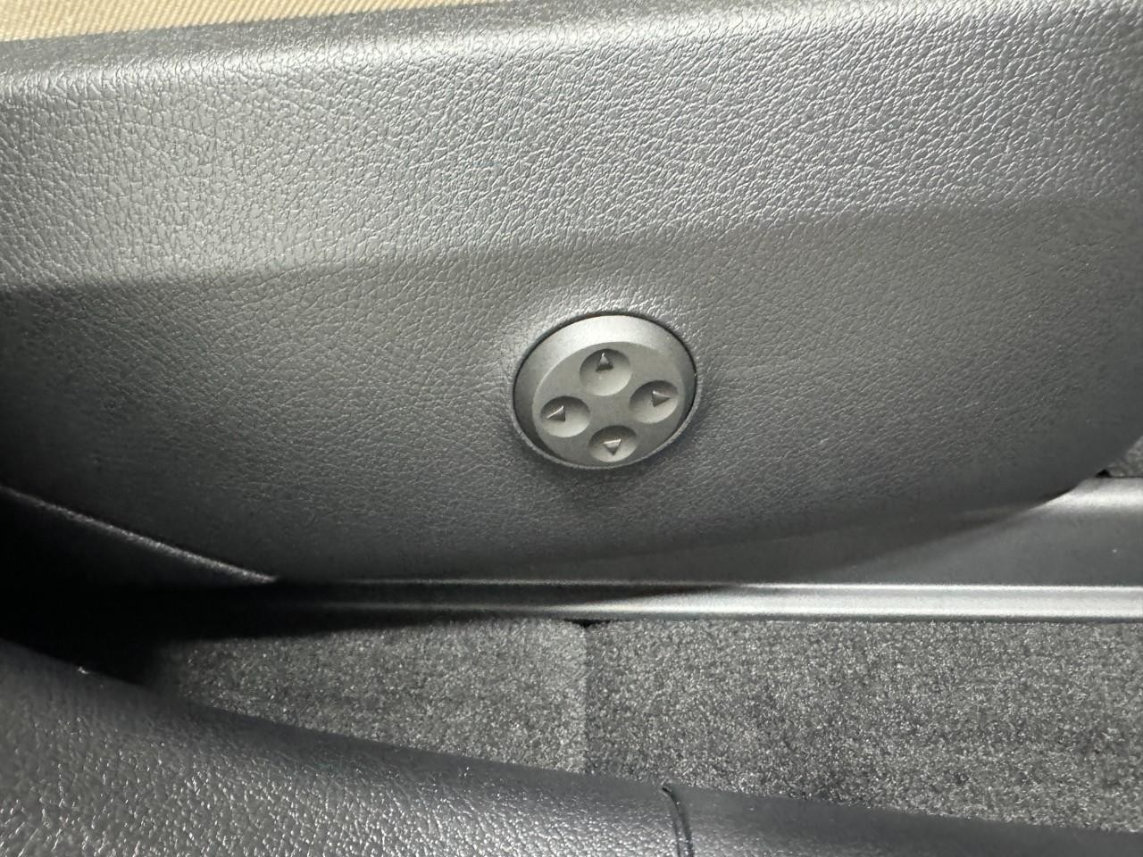 Mercedes-Benz GLC Vehicle Full-screen Gallery Image 18