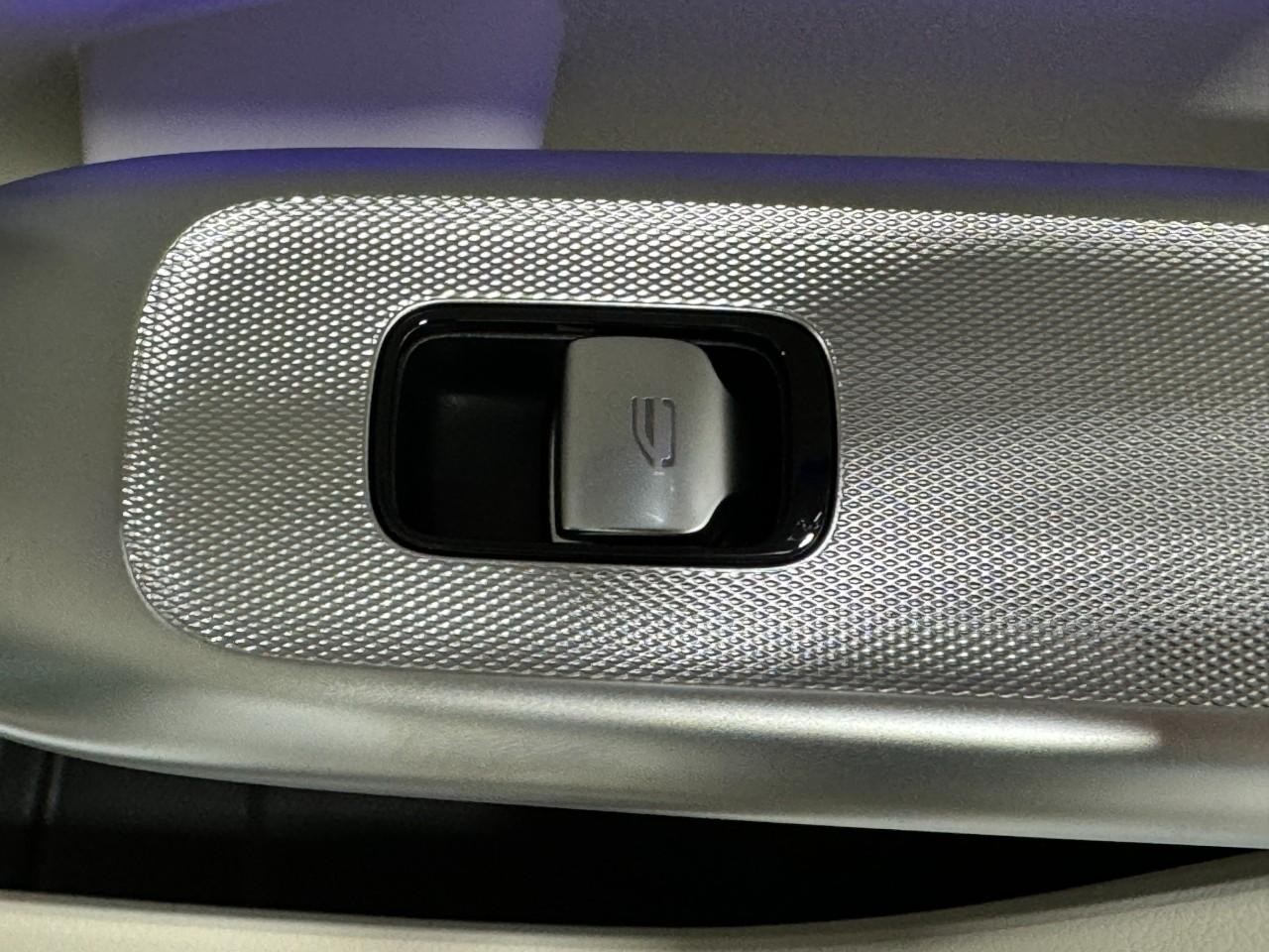 Mercedes-Benz GLC Vehicle Full-screen Gallery Image 21