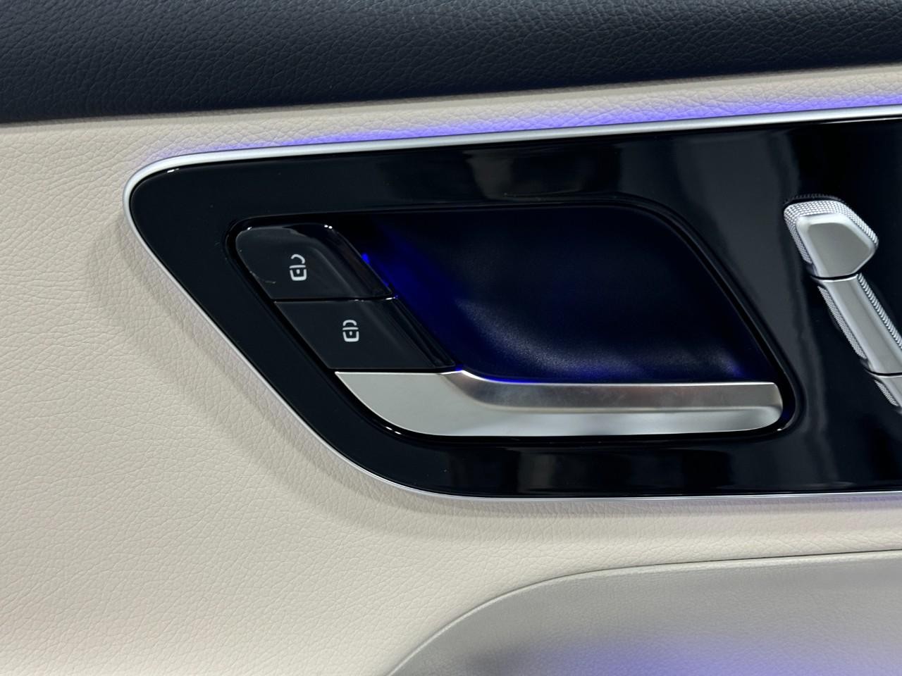 Mercedes-Benz GLC Vehicle Full-screen Gallery Image 23