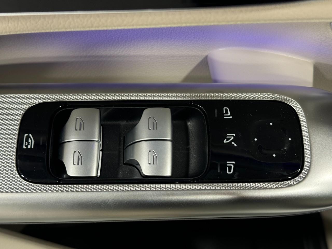 Mercedes-Benz GLC Vehicle Full-screen Gallery Image 24