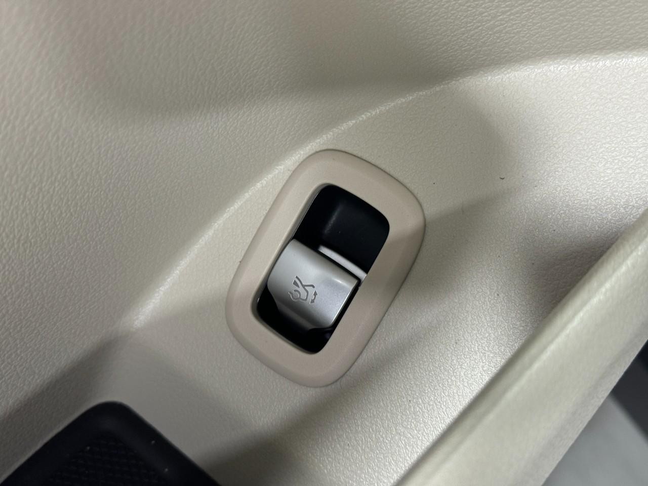 Mercedes-Benz GLC Vehicle Full-screen Gallery Image 26