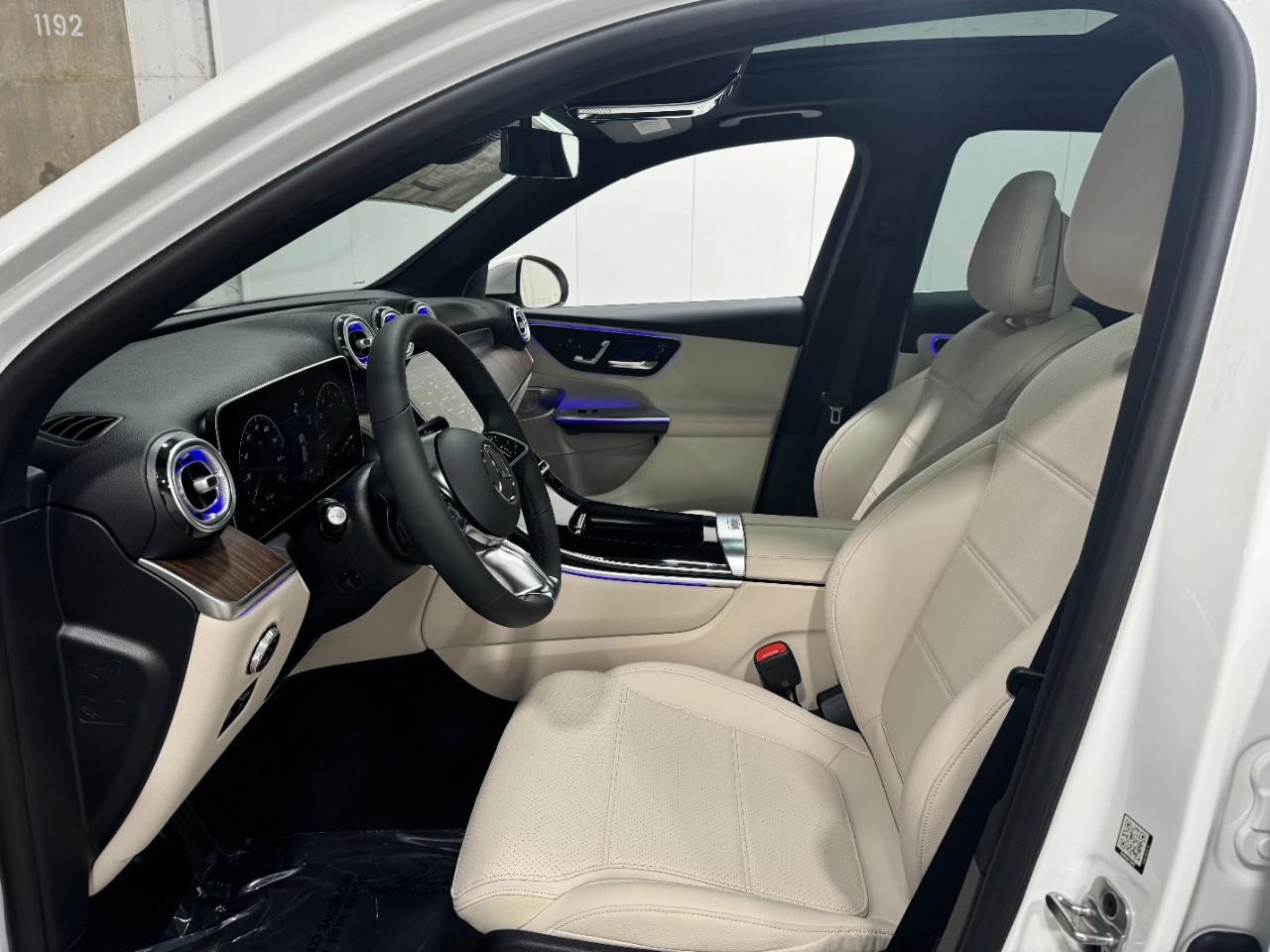 Mercedes-Benz GLC Vehicle Full-screen Gallery Image 27