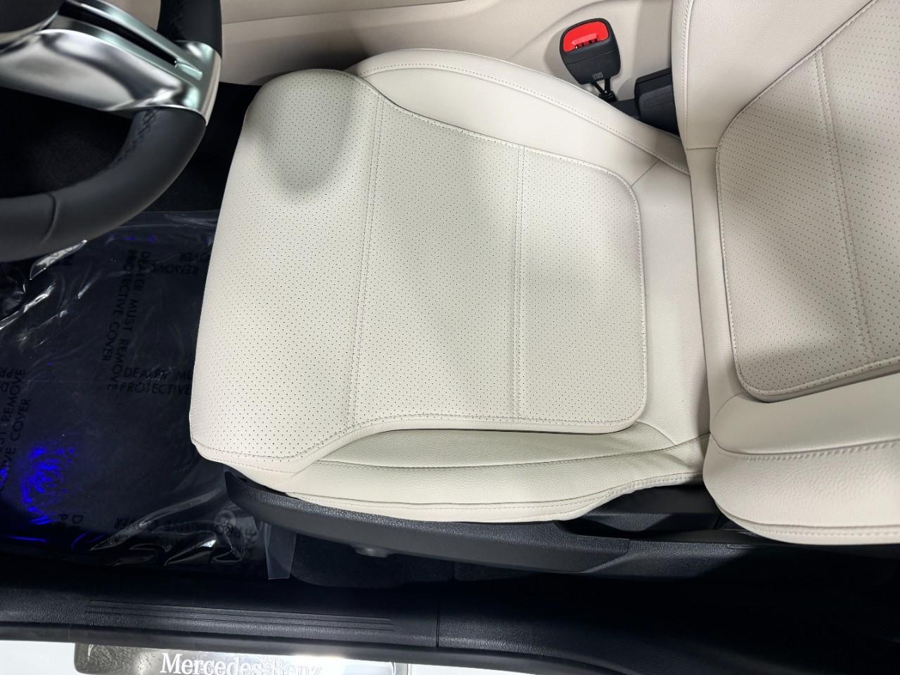 Mercedes-Benz GLC Vehicle Full-screen Gallery Image 28