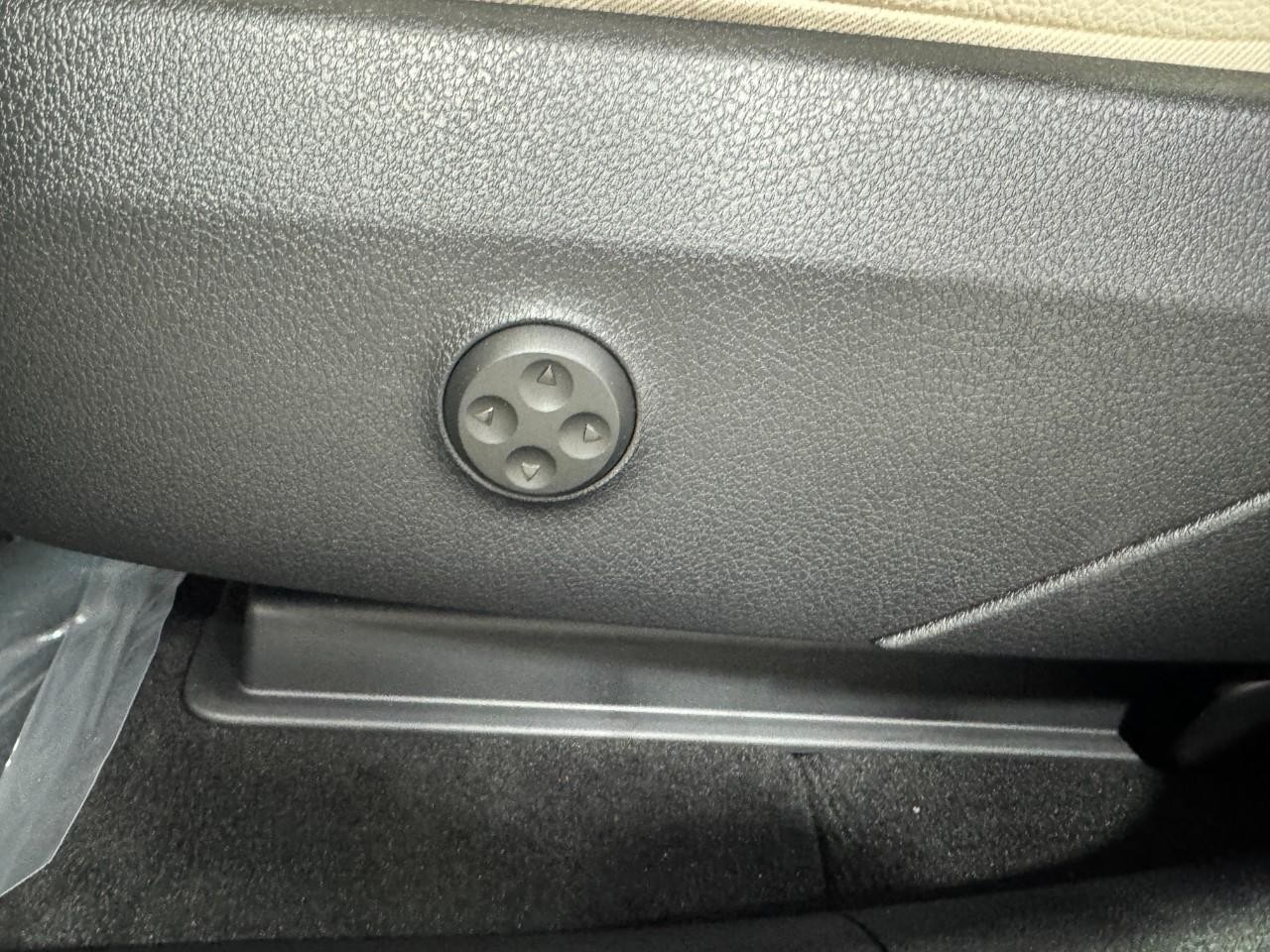 Mercedes-Benz GLC Vehicle Full-screen Gallery Image 29