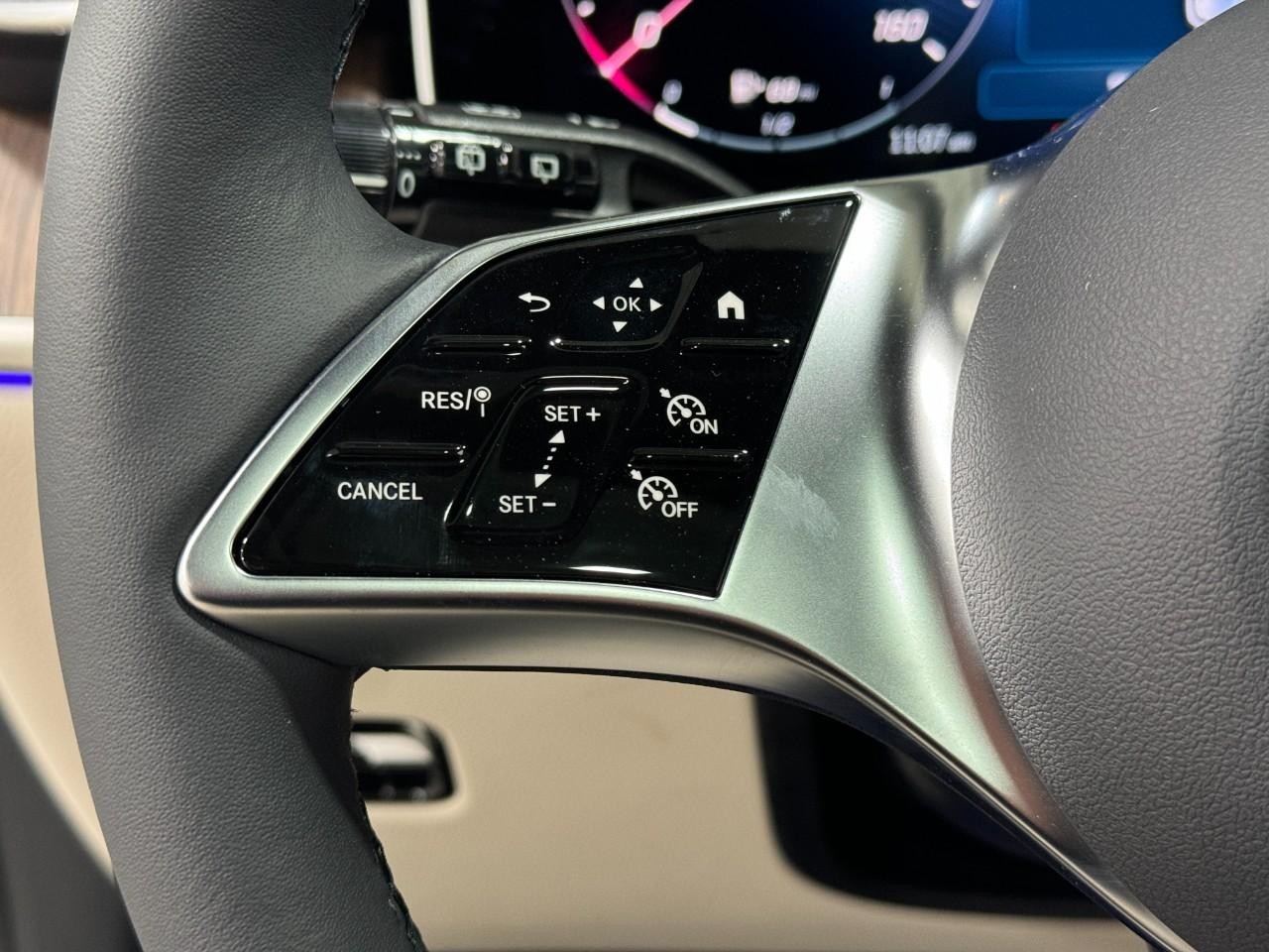 Mercedes-Benz GLC Vehicle Full-screen Gallery Image 32