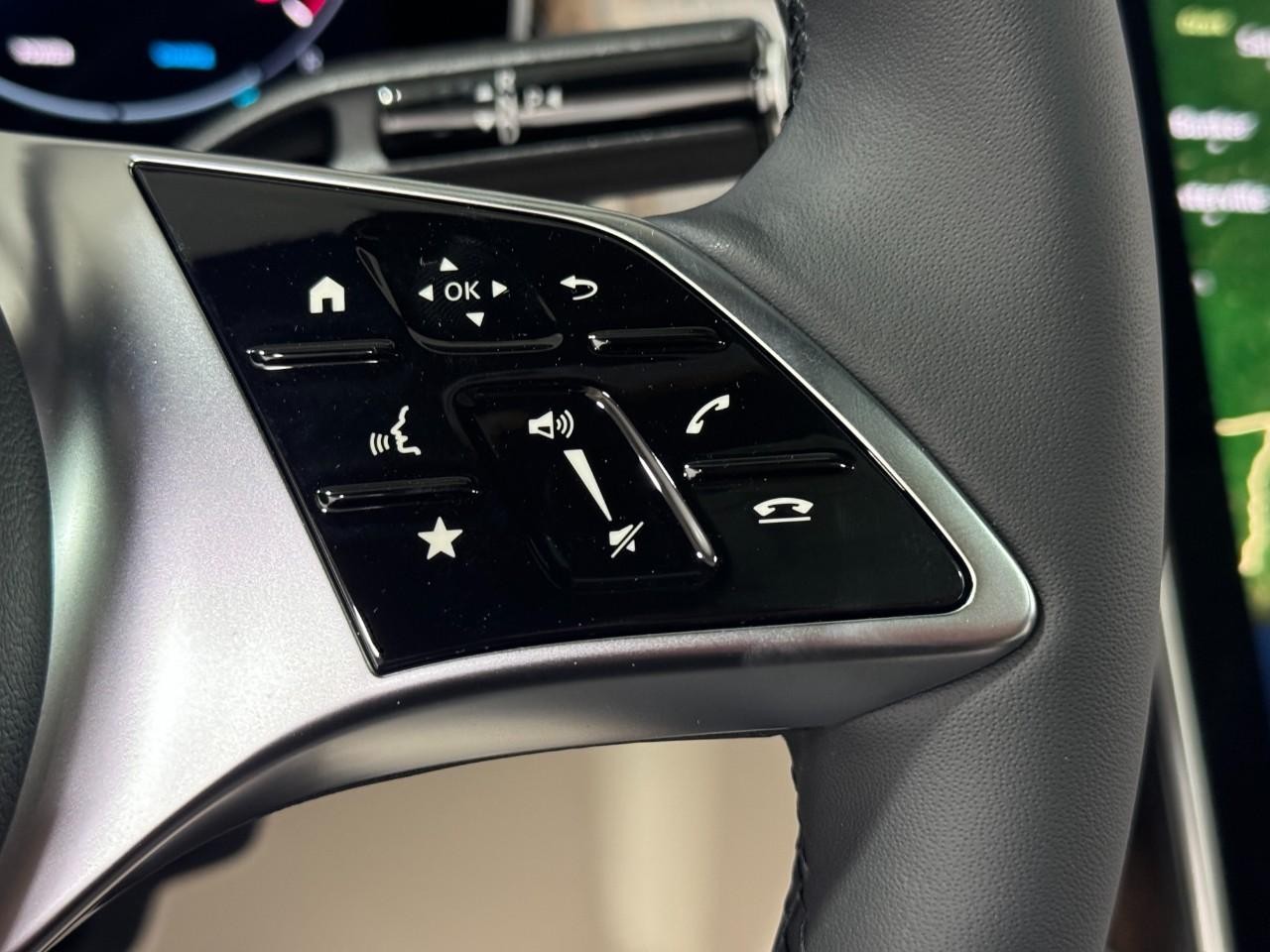 Mercedes-Benz GLC Vehicle Full-screen Gallery Image 33