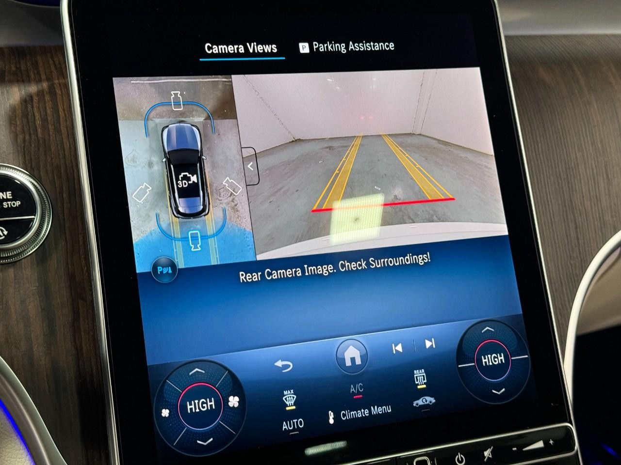 Mercedes-Benz GLC Vehicle Full-screen Gallery Image 36