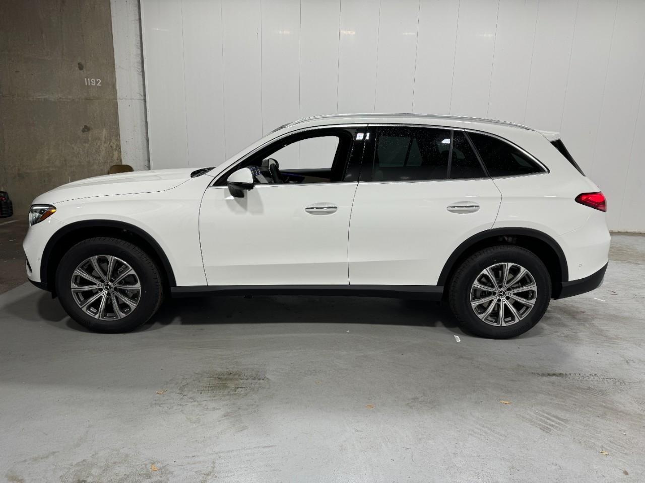 Mercedes-Benz GLC Vehicle Full-screen Gallery Image 2