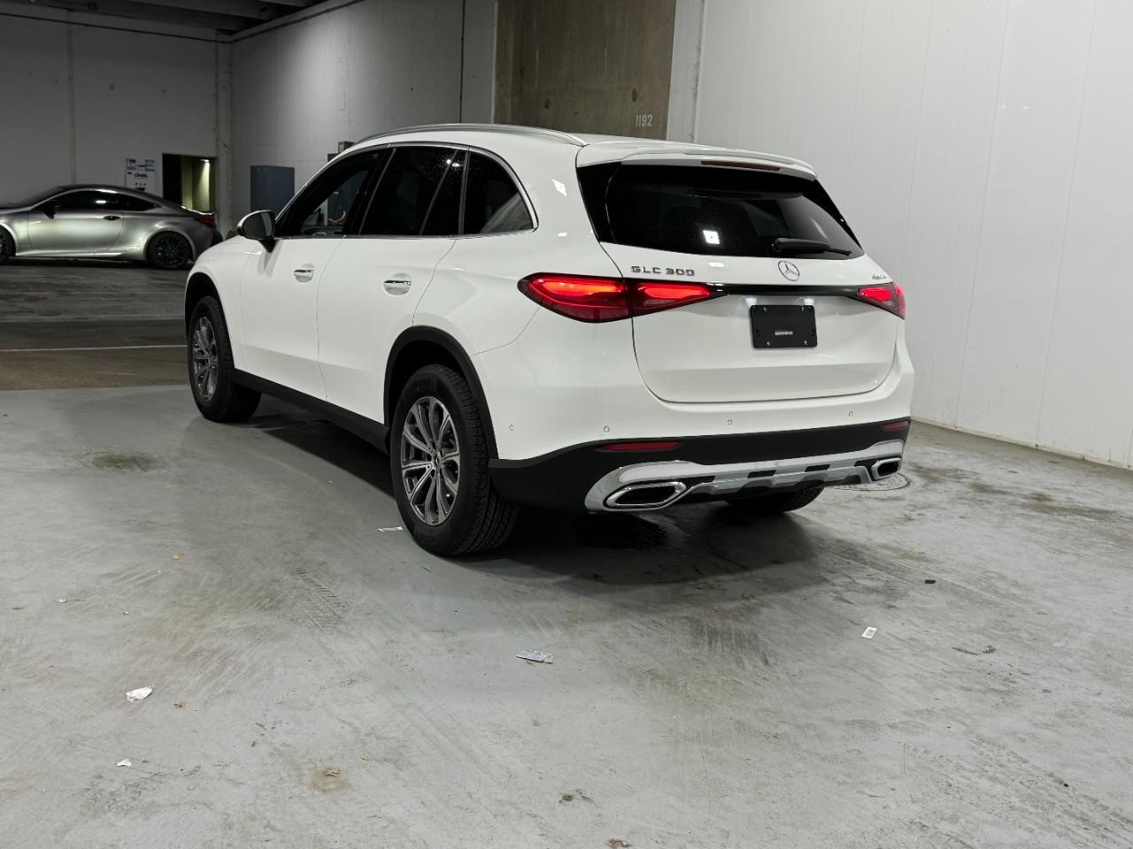 Mercedes-Benz GLC Vehicle Full-screen Gallery Image 3