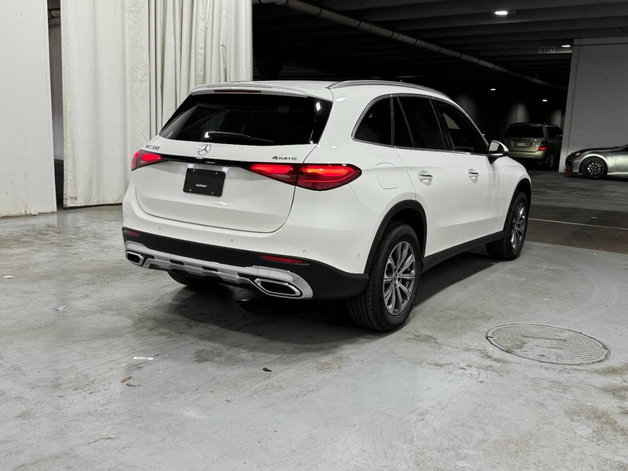 Mercedes-Benz GLC Vehicle Full-screen Gallery Image 4